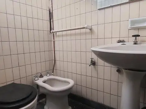 Oficina 5 ambientes con 1 baño