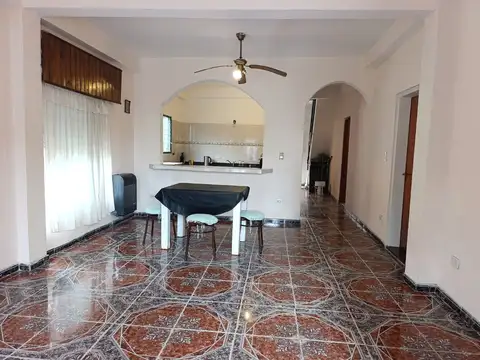 CASA EN VENTA DE 5 AMBIENTES EN MORENO PATIO