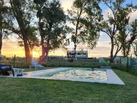 OPORTUNIDAD. Casa en venta 4 amb. fondo verde y pileta. Barrio Santa Emilia.