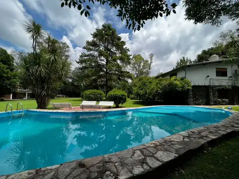 Venta Casa 8 Amb. con lote 2000 mts, pileta, Parque Leloir, Ituzaingo