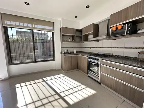 Casa totalmente reciclada a pasos Avenida Calchaquí