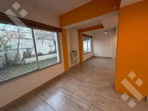Casa en Alquiler con 2 cocheras