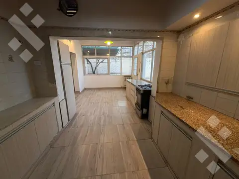En Alquiler | Casa Quinta | 5 Dormitorios | 2.400 m² de Parque | Excelente acceso a Neuquén y Corredor Petrolero