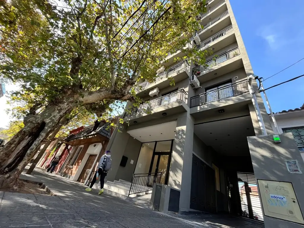 Charlone 900, Piso 1