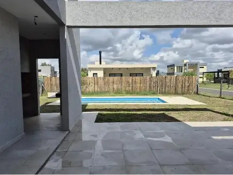 Casa en Venta en Pilar Del Este - Santa Elisa, USD 215.000