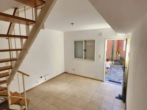 ALQUILER - CASA TIPO DUPLEX DOS DORMITORIOS.