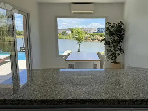 Casa en Alquiler con 2 cocheras