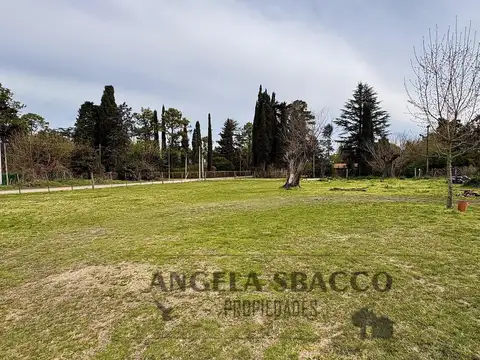 Hermoso Terreno sobre esquina en Parque Jularo.
