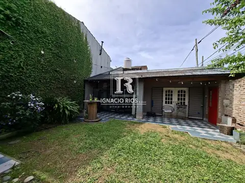 Casa con jardín parrilla y galería techada, en Venta en Villa Adelina.