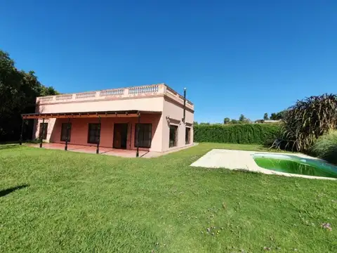 Casa quinta, de tres dormitorios, tres baños y amplio terreno con pileta. exclente estado