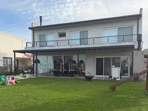 CASA A LAGUNA EN VENTA EN CANTON ISLAS