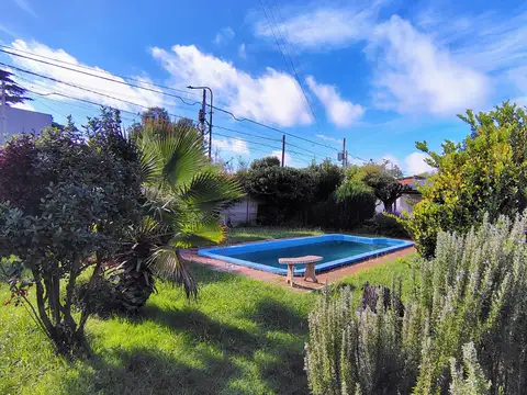 Casa Multifamiliar con Jardín Piscina Quincho Parrilla