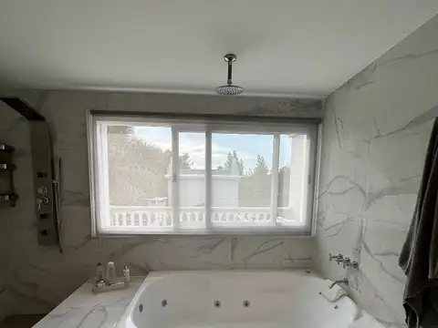 Casa en Venta con 8 cocheras