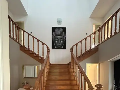 Casa 6 ambientes con 5 baños