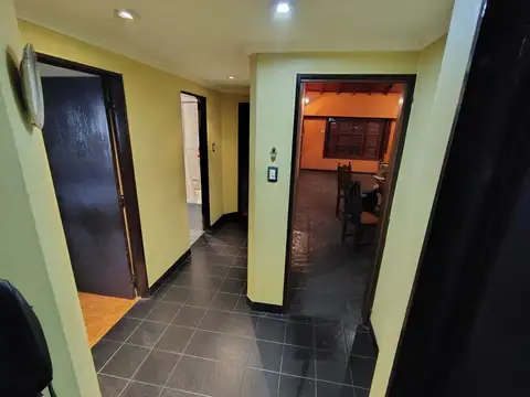 CHALET 2 PLANTAS 6 AMB 3 BAÑOS COCHERA FONDO LIBRE