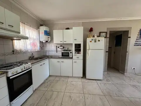 VENTA CASA 3 AMBIENTES, GARAGE + PATIO.