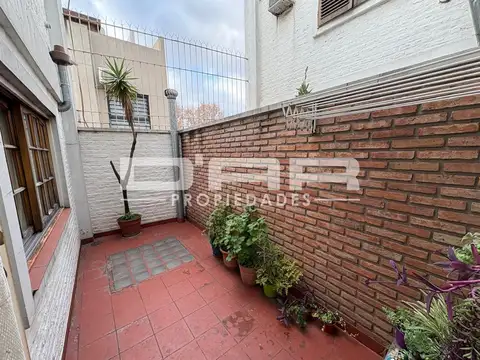 HERMOSO TRIPLEX CON PATIO Y BALCÓN
