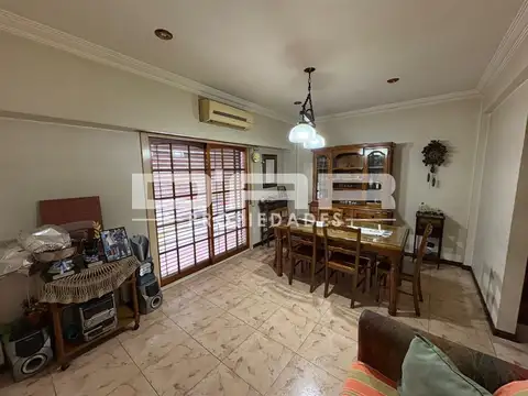 HERMOSO TRIPLEX CON PATIO Y BALCÓN