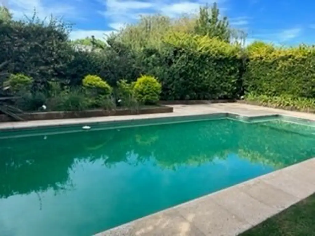 Casa - 330  m² Cubierta | 4 dormitorios | 20 años | 6 baños | 10 ambientes | 2 cocheras