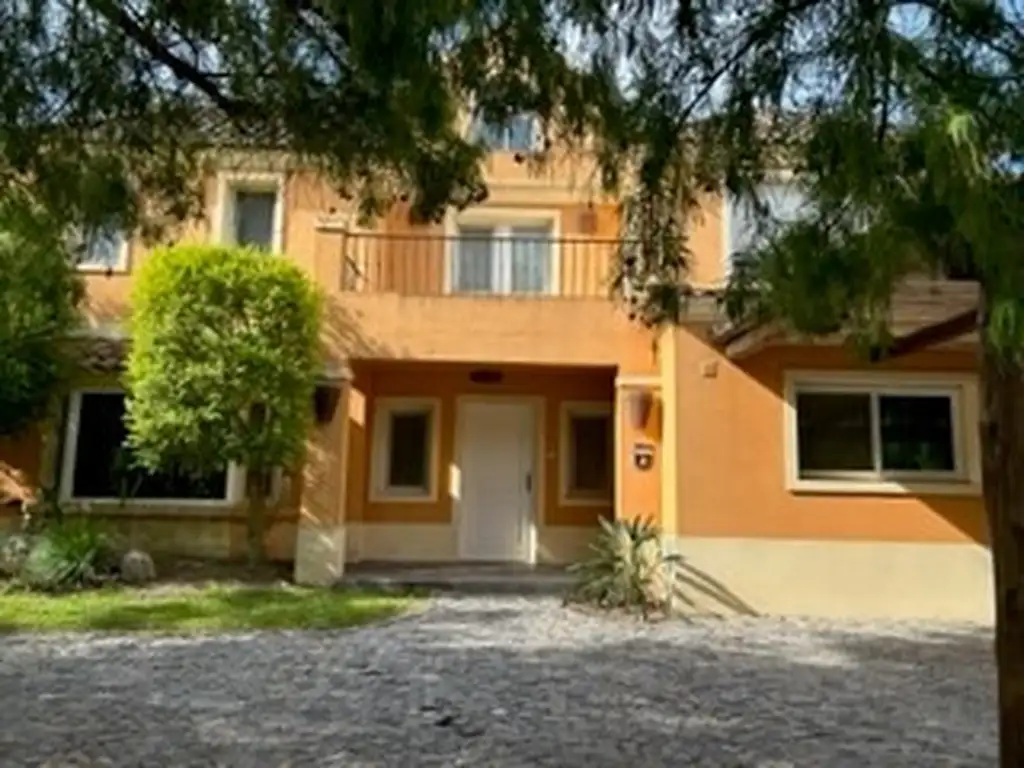 Casa en Venta - 4 dormitorios - USD 720.000