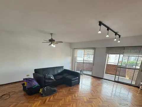 Departamento 2 dormitorios + comodin. 2 baños, cocina independiente y balcon al frente