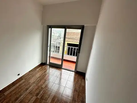 Depto Tipo Casa en Alquiler en Lomas del Mirador, $ 1.300.000