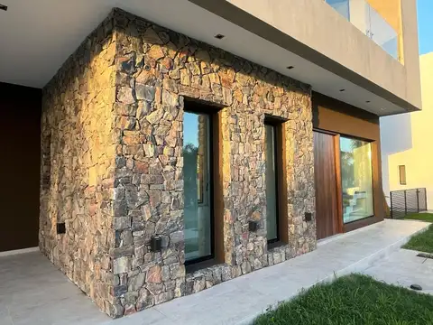 Casa en Venta en Countries y Barrios Cerrados en Guillermo Hudson, USD 570.000