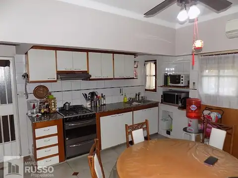 Casa 4 ambientes con 2 baños
