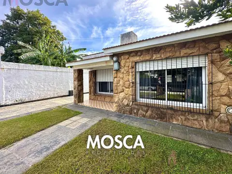 Casa moderna en venta con Galpón MORENO
