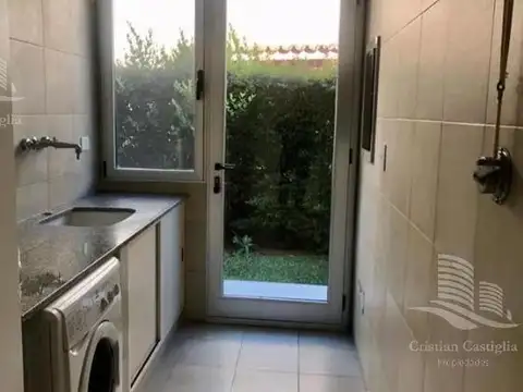 Casa 8 ambientes con 3 baños