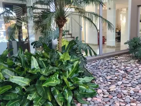 Venta de hermosa casa en Barrio Castores fondo al lago con pileta y 4 dormitorios