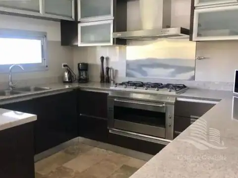 Casa 8 ambientes con 3 baños