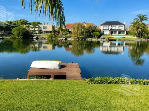 Venta de hermosa casa en Barrio Castores fondo al lago con pileta y 4 dormitorios