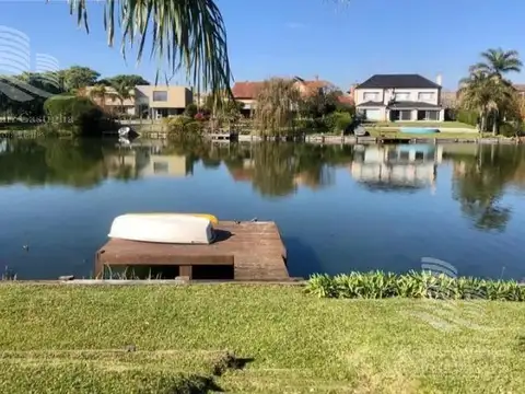 Venta de hermosa casa en Barrio Castores fondo al lago con pileta y 4 dormitorios