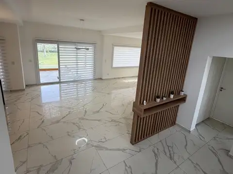 Casa en Alquiler con 2 cocheras