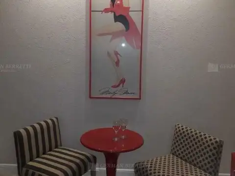 Casa en Alquiler con 6 cocheras