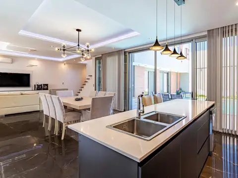 VENTA - Casa de 4 dormitorios, 2 cocheras, jardin y pileta - Barrio Mirador del puente, Baigorria.