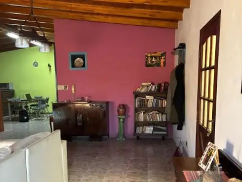 Casa 2 dormitorios, cochera doble, amplio patio + local al frente, a metros de Bv. Urquiza.  Ap...