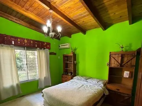 Casa 2 dormitorios, cochera doble, amplio patio + local al frente, a metros de Bv. Urquiza.  Ap...