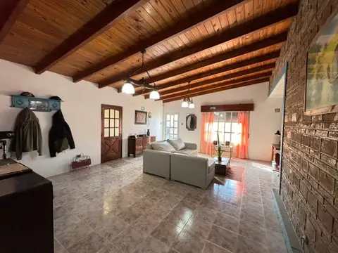 Casa 2 dormitorios, cochera doble, amplio patio + local al frente, a metros de Bv. Urquiza.  Ap...
