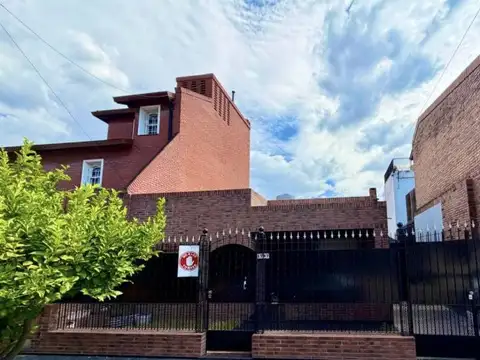 Casa 4 ambientes en venta c/cochera, Barrio Naón!