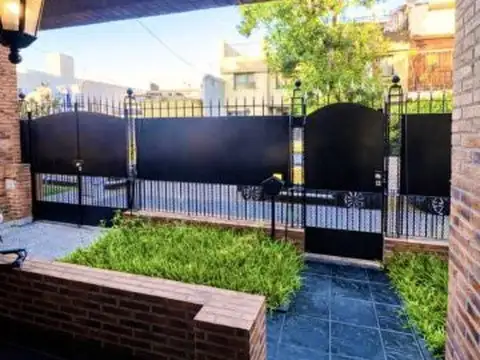 Casa 4 ambientes en venta c/cochera, Barrio Naón!
