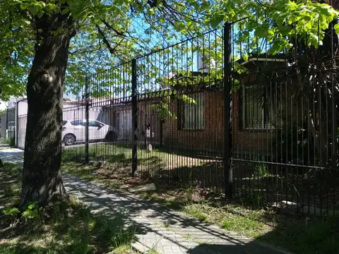 CHALET 4 AMBIENTES CON PISCINA COCHERA ESCUCHA OFERTA