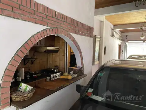 Venta de Casa de 4 ambientes, en dos plantas con dos locales