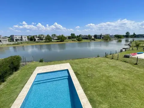 CASA A LAGUNA EN VENTA