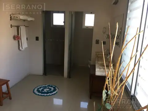 Casa 8 ambientes con 5 baños