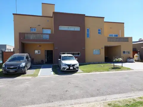 Casa en venta - 4 dormitorios 4 baños - 5 cochera - 600 mts2  - Guernica