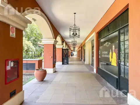 Local en alquiler en centro comercial en Pilar