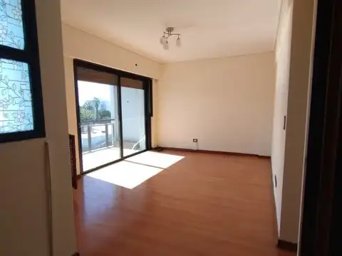 DEPARTAMENTO DE 4 AMBIENTES EN VENTA EN EL CENTRO DE ADROGUE
