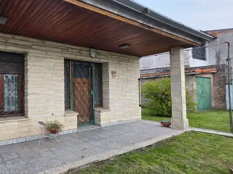 CASA 5 AMBIENTES VENTA CLAYPOLE CON FONDO VERDE